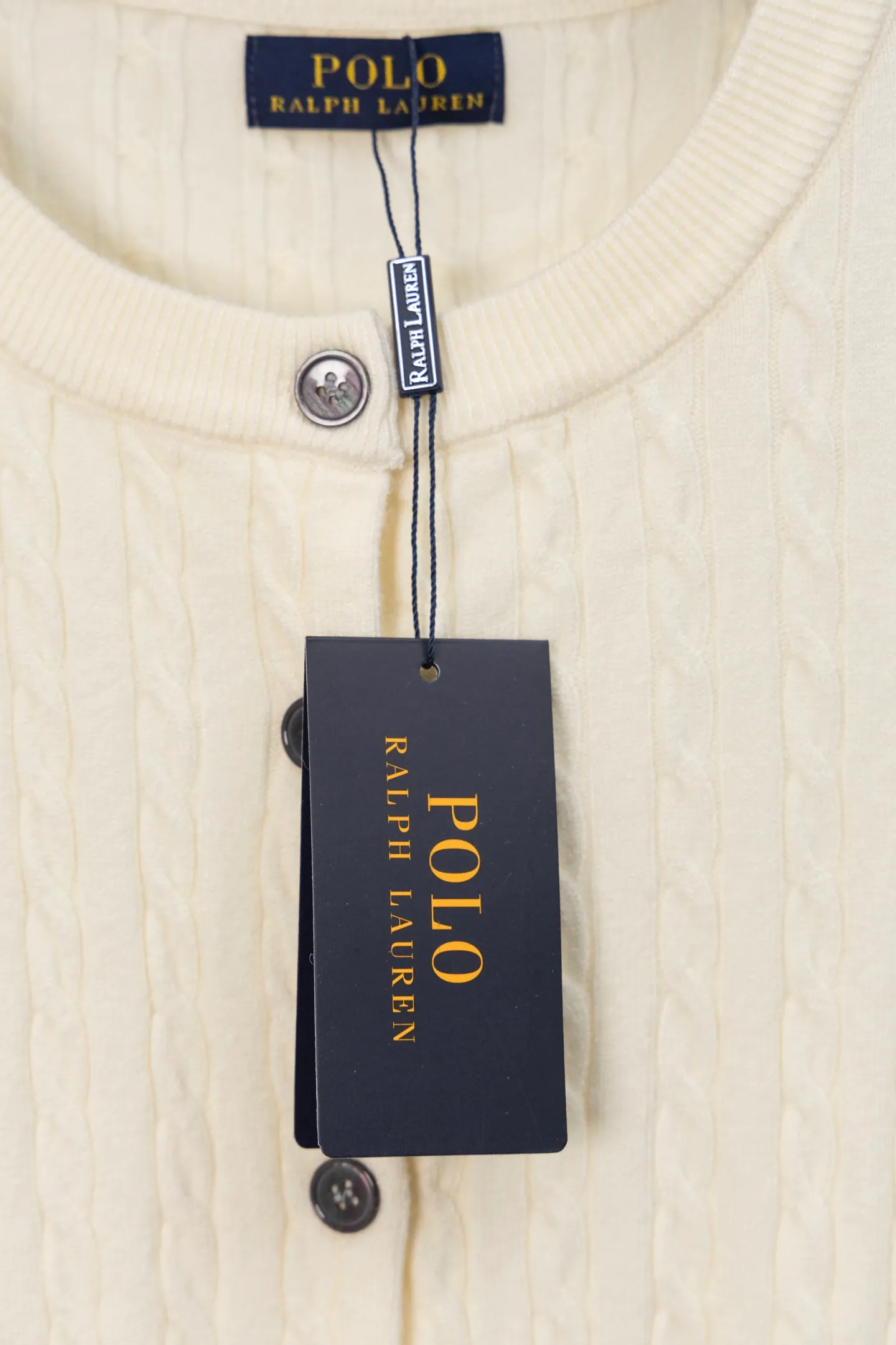 P170 Ralph Lauren Classic Round Neck Solid Color Pony Embroidered Logo Knitted Cardigan Long Sleeve Ralph Lauren Classic Basic Versatile Twist Knitted Cardigan Long Sleeve Main supply platform live broadcast Wholesale entity Replenish when out of stock Not removed from the shelves Quality 1:1 patterning Complete three standards Correct version of pony logo Imported quality cotton yarn Focus on high-end Cost-effective Good quality Needless to say Zhao Lusi's same style is really amazing, so sweet I'm so beautiful. This cardigan is really good-looking. It's simple and easy to wear. It's a must-have for goddess ootd. Good-looking clothes are never picky. A must-have in the wardrobe of goddesses. Size: S-XL. Color: black, apricot, gray, navy, red, white.